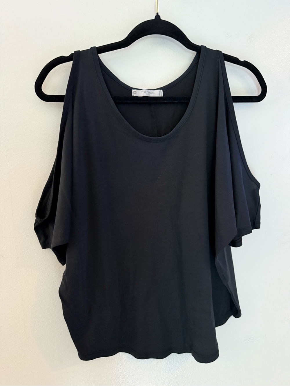 TRESICS Luxe Black Cold Shoulder Flowy Top Size Medium